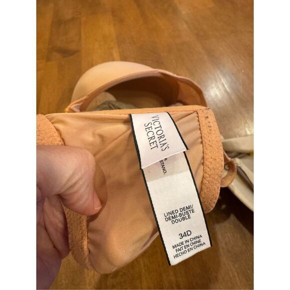 Woman’s Victoria’s Secret 34D lightly lined plunge and lined Demi bra - Picture 4 of 4